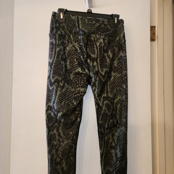 Snakeskin Print Leggings - Picture 4 of 5
